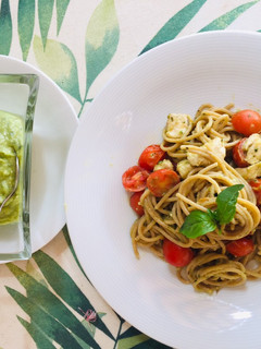 Una foto de Espaguetis integrales con pesto de aguacate, pollo y cherrys confitados