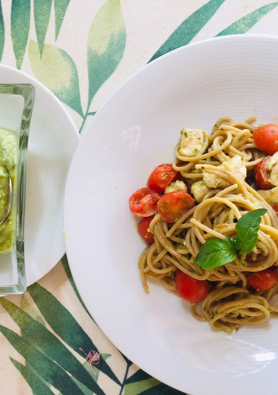 Una foto de Espaguetis integrales con pesto de aguacate, pollo y cherrys confitados