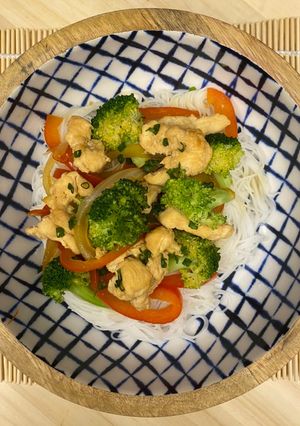 Una foto de Fideo chino de arroz con vegetales y pollo salteados