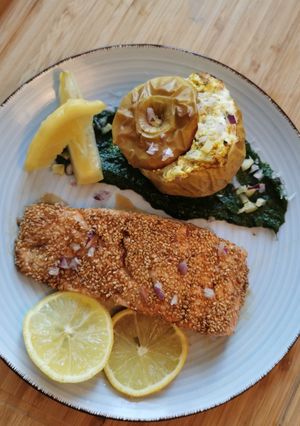 Une photo de Pavé de saumon frais grillé au sésame pomme au four version salé