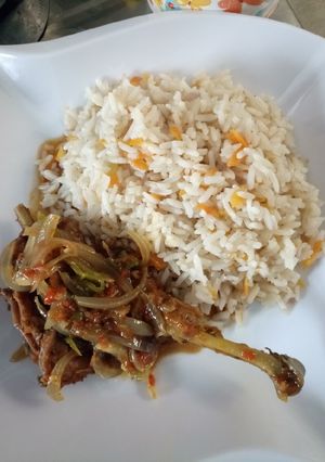 A picture of Carrot and onion rice with pepper chicken.