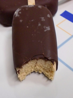 Una foto de Helado de dulce de leche cubierto de chocolate negro