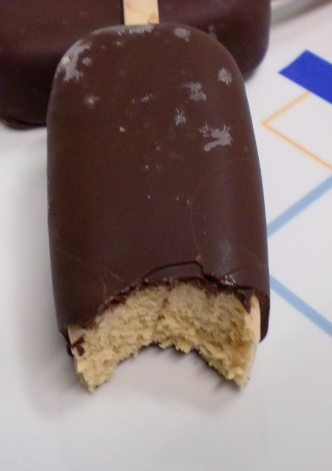 Una foto de Helado de dulce de leche cubierto de chocolate negro