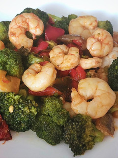 Una foto de Salteado de gambitas con verduras