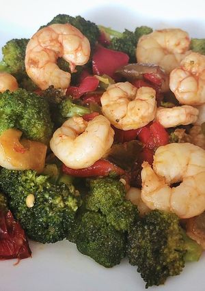 Una foto de Salteado de gambitas con verduras