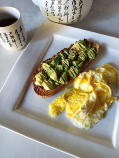 Una foto de Desayuno saludable de huevos y palta