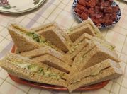 Una foto de sandwich de palta y pollo