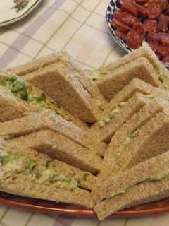 Una foto de Sándwiches de pollo y aguacate