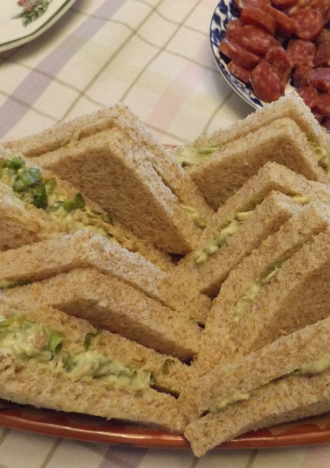 Una foto de Sándwiches de pollo y aguacate