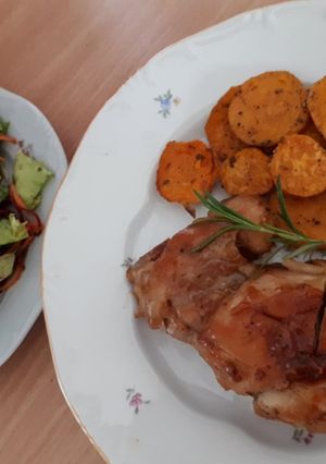 Sült csirke felsőcomb rozmaringos édesburgonyával, friss salátával recept fotója