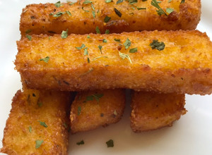Ropogós, zöldfűszeres sült polenta (kukoricadara) recept fotója