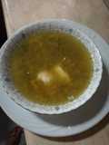 Puchero y sopa de verduras en una