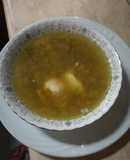 Puchero y sopa de verduras en una