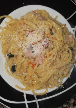 Una foto de Fideos en la essen con tomatito