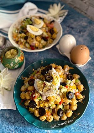 A picture of Mediterranean Egg Chickpea Salad.