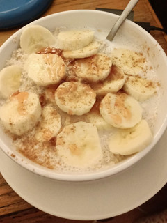 Una foto de Avena Quaker, con leche tibia, plátano, canela y salsa frambuesa