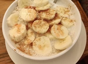 Una foto de Avena Quaker, con leche tibia, plátano, canela y salsa frambuesa