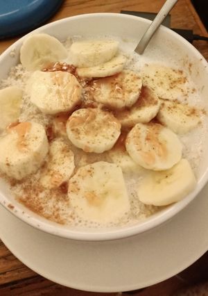 Una foto de Avena Quaker, con leche tibia, plátano, canela y salsa frambuesa