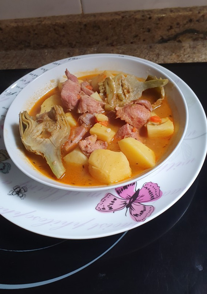 Una foto de Estofado de pavo con patatas y alcachofas