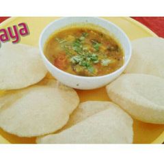 A picture of Aloo bhaji with rava puri.