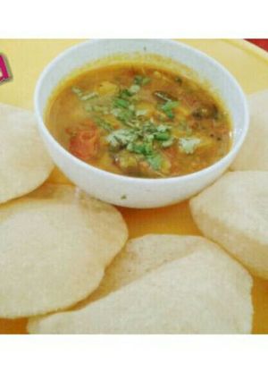 A picture of Aloo bhaji with rava puri.