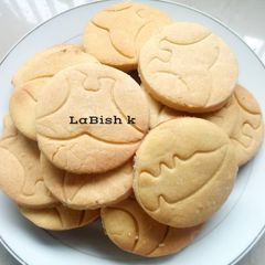 A picture of 3 ingredients melt in mouth Cookies.
