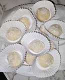 Beijinho (brigadeiro branco)