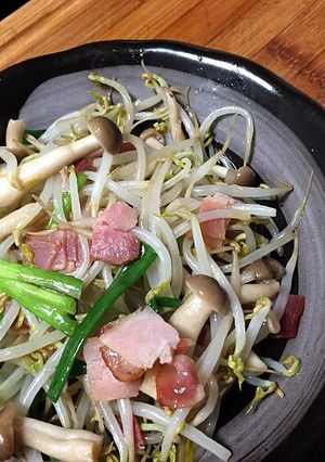 รูปของ ผัดถั่วงอกเห็ดเบคอน#รักบ้านเกิด