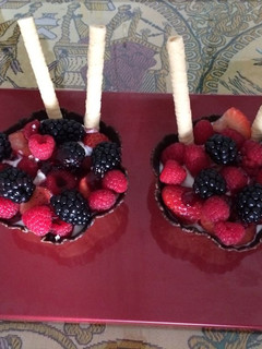 Una foto de Tulipas de chocolate con frutos del bosque