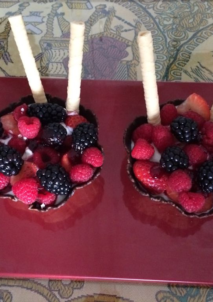 Una foto de Tulipas de chocolate con frutos del bosque