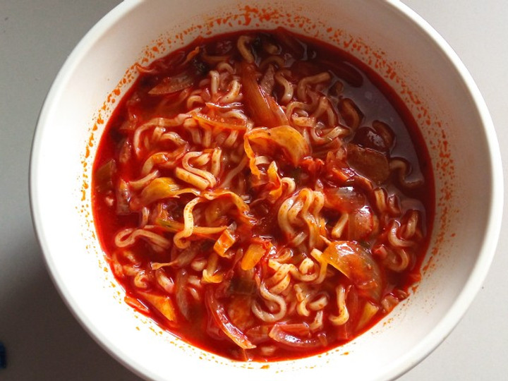 Cara Gampang Membuat Jjampong Ramyun (Mi Siwon Spicy Soup) yang Lezat Sekali