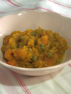 Una foto de Papilla para bebé de guisantes, calabaza y zanahoria