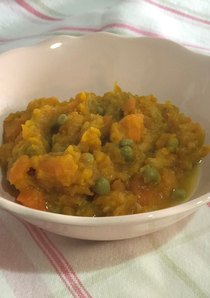 Una foto de Papilla para bebé de guisantes, calabaza y zanahoria