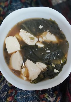 Hình của món Canh rong biển nấu đậu non, tương miso.