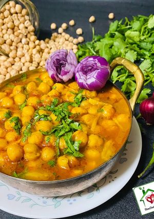 छोला (काबुली चना) (Chola (Kabuli chana) recipe in Hindi) रेसिपी मुख्य फोटो