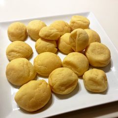 A picture of Cheese bread (Pão de queijo).