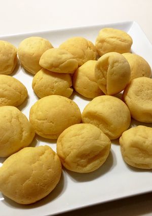 A picture of Cheese bread (Pão de queijo).