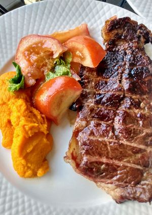 Una foto de Bife de chorizo con mayonesa de zanahoria