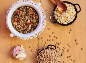 Una foto de Sopa de lentejas (lentejón) con avena tostada 🌱 (legumbre + cereal)