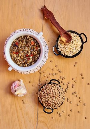 Una foto de Sopa de lentejas (lentejón) con avena tostada 🌱 (legumbre + cereal)