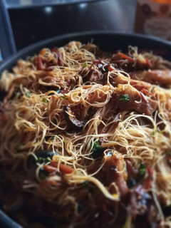 Una foto de Vermicelli de Arroz con Cerdo y Verduritas en Salsa Satay