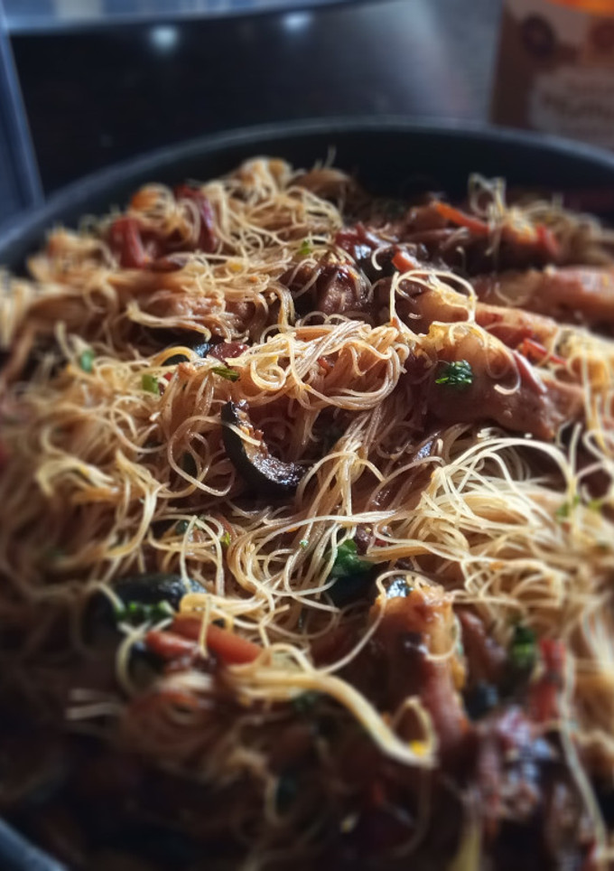 Una foto de Vermicelli de Arroz con Cerdo y Verduritas en Salsa Satay