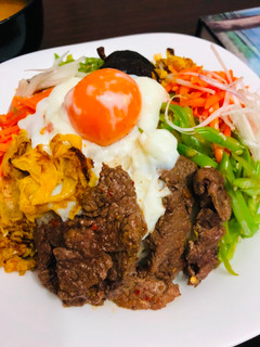 Una foto de Bibimbap Coreano 비빔밥 o 교반 / 攪飯 Japonés BIBINBA 🇰🇷🇺🇾🇯🇵ビビンバ、ピビンパプ