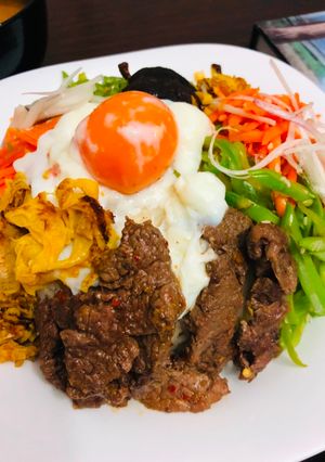 Una foto de Bibimbap Coreano 비빔밥 o 교반 / 攪飯 Japonés BIBINBA 🇰🇷🇺🇾🇯🇵ビビンバ、ピビンパプ