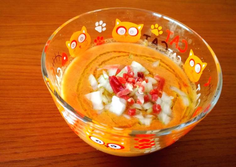 Gazpacho con mucho pimiento y taquitos de jamón en MyCook