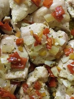 Una foto de Pollo con salsa criolla fácil y muy rico