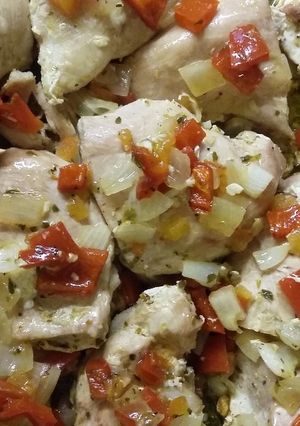 Una foto de Pollo con salsa criolla fácil y muy rico