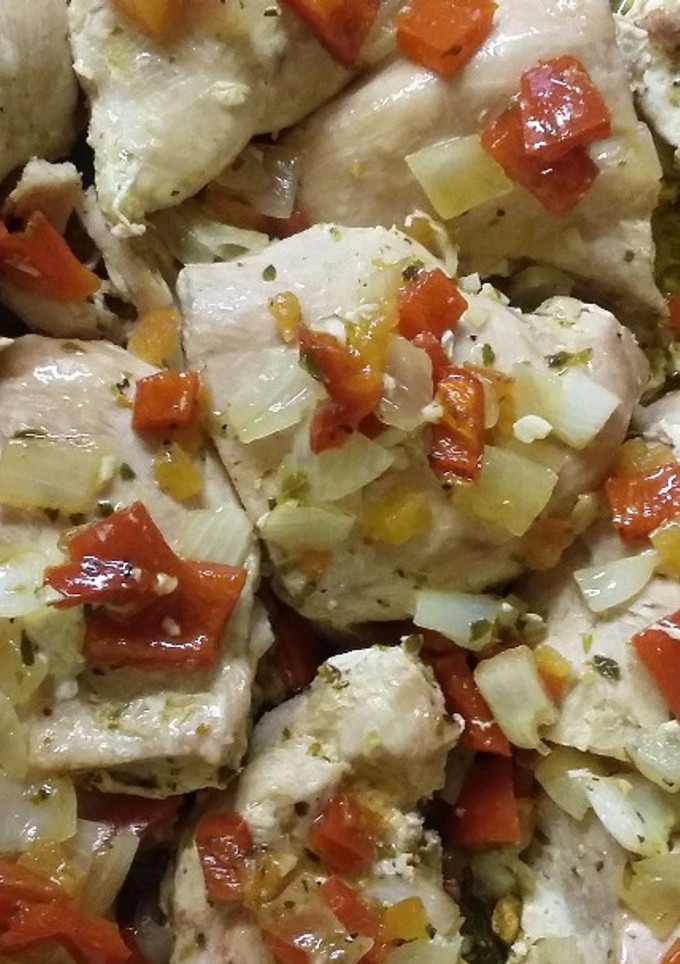 Una foto de Pollo con salsa criolla fácil y muy rico