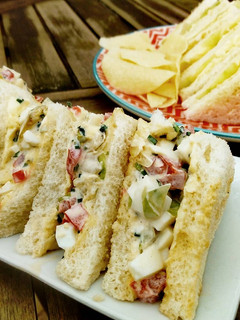 Una foto de Egg Salad Sandwich o sandwich de ensalada y huevo