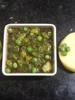આલુ મટર  ઈન પાલખ કરી રેસીપી મુખ્ય ફોટો